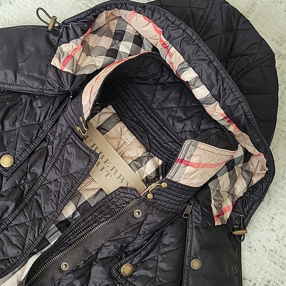 Burberry Black Quilted Puffer Coat with Signature Beige Check Lining - Picture 12 of 16